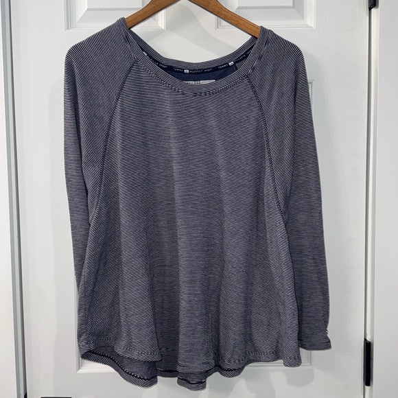 Tommy Hilfiger Tops - 🩶 3/$15 🩶 Tommy Hilfiger sport top